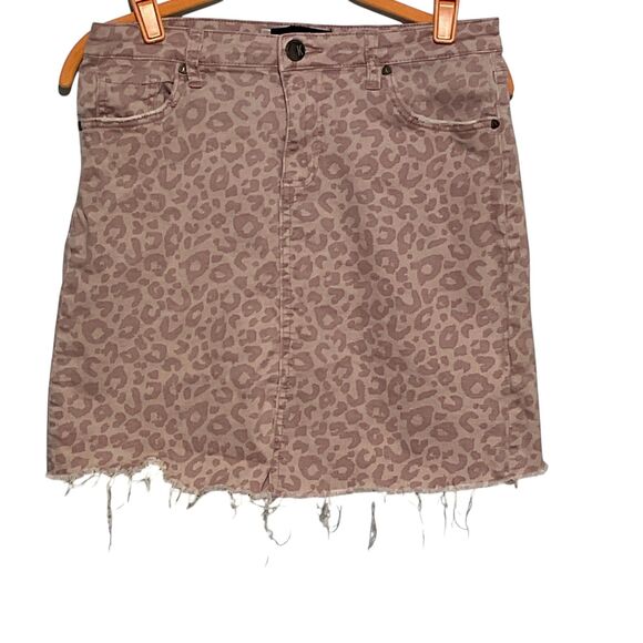 Kut Leopard Denim Mini Skirt Raw Hem Size 6 - Picture 3 of 12